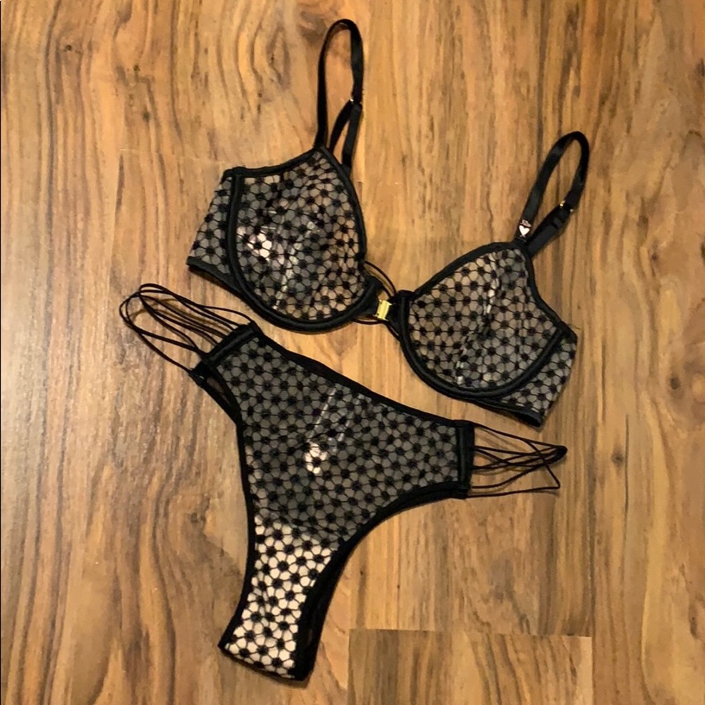 Victoria’s Secret Starburst 32D bra and M panty